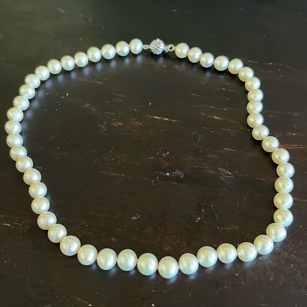 Gorgeous pearl necklace w satin pouch